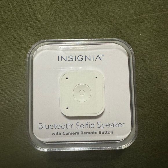 Insignia Bluetooth Selfie Speaker with Camera Remote Button | New - Picture 1 of 3